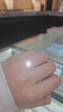 Cargar y reproducir el video en el visor de la galería, Anillo de Compromiso en Oro Blanco 18k con Diamantes
